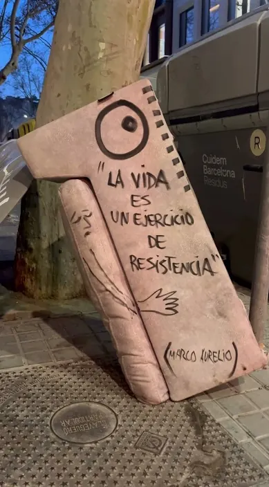 LA VIDA #franciscodepajaro #art #trashart #arteurbano La vida – street art in Barcelona: scene from the Art Is Trash video by Francisco de Pájaro