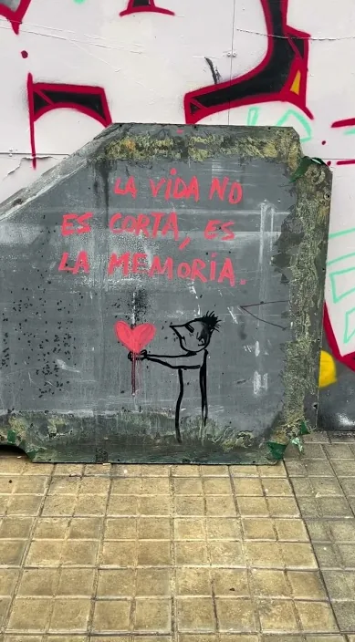 La vida – street art in Barcelona: scene from the Art Is Trash video by Francisco de Pájaro