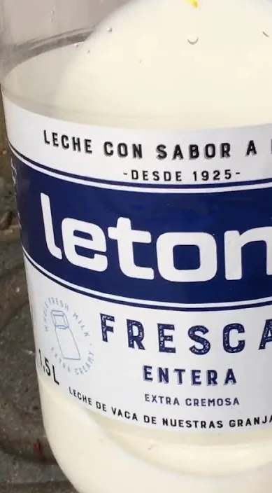 Leche fresca en la basura – street art in Barcelona: scene from the Art Is Trash video by Francisco de Pájaro