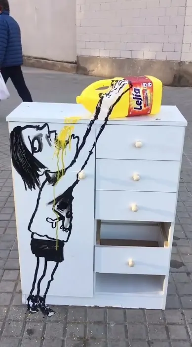 Lejía es – street art: scene from the Art Is Trash video by Francisco de Pájaro