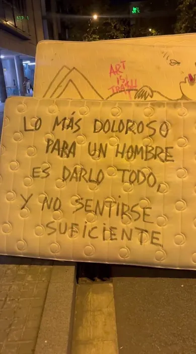 LO MÁS DOLOROSO #arteurbano #art #trashart #franciscodepajaro #streetart Lo más doloroso – street art in Barcelona: scene from the Art Is Trash video by Francisco de Pájaro