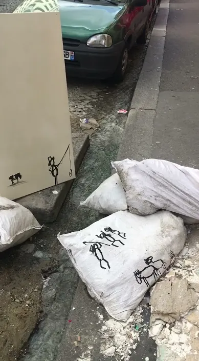 Lo que la corriente se lleva. París, 2017 – street art in Barcelona: scene from the Art Is Trash video by Francisco de Pájaro