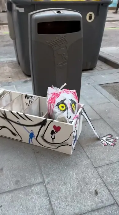 MADRID www. es – street art: scene from the Art Is Trash video by Francisco de Pájaro