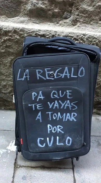 Maleta de viaje para aludidos – street art in Barcelona: scene from the Art Is Trash video by Francisco de Pájaro