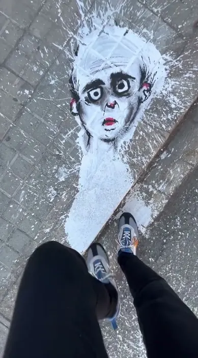Mancha accidental es – street art: scene from the Art Is Trash video by Francisco de Pájaro