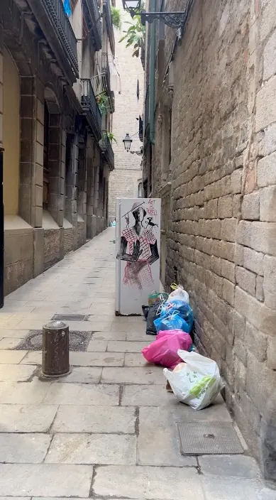 MANIQUÍ GÓTICO #art #franciscodepajaro #arteurbano Maniquí gótico – street art in Barcelona: scene from the Art Is Trash video by Francisco de Pájaro