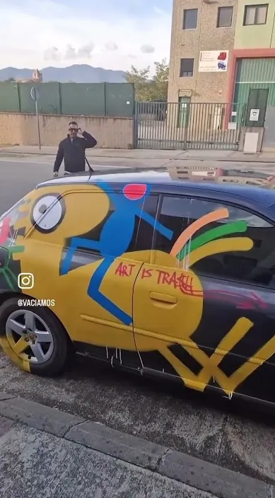 ME DESCUBREN PINTANDO UN COCHE #art #painting #arteurbano Me descubren pintando un coche – street art in Barcelona: scene from the Art Is Trash video by Francisco de Pájaro