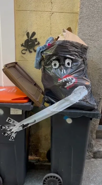 Me hablas a mí ? es – street art: scene from the Art Is Trash video by Francisco de Pájaro