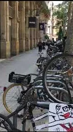 Mecánico de bicicletas callejero – street art in Barcelona: scene from the Art Is Trash video by Francisco de Pájaro