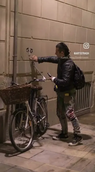 MIENTRAS DUERMES #franciscodepajaro #art #arteurbano #trashart Mientras duermes – street art in Barcelona: scene from the Art Is Trash video by Francisco de Pájaro