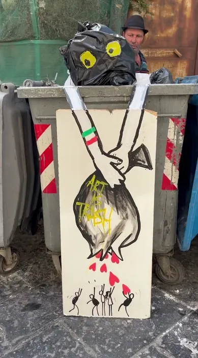 Nápoles italy – street art: scene from the Art Is Trash video by Francisco de Pájaro