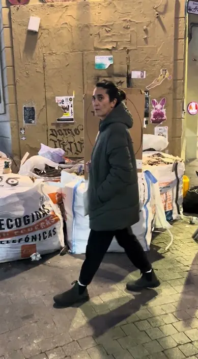 OLOR A PACHULI #arteurbano #franciscodepajaro #art Olor a pachuli – street art in Barcelona: scene from the Art Is Trash video by Francisco de Pájaro
