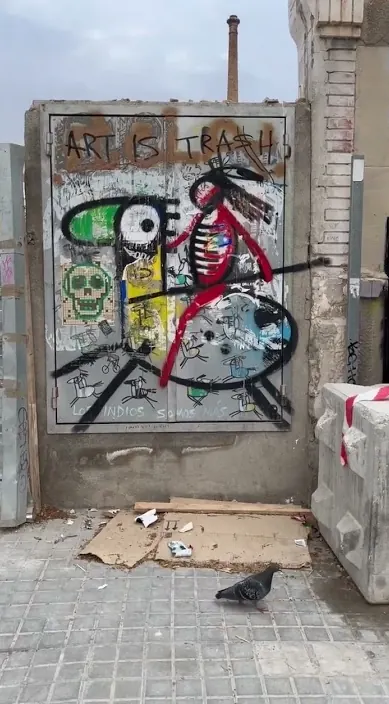 Pájaro guía www. es – street art in Barcelona: scene from the Art Is Trash video by Francisco de Pájaro