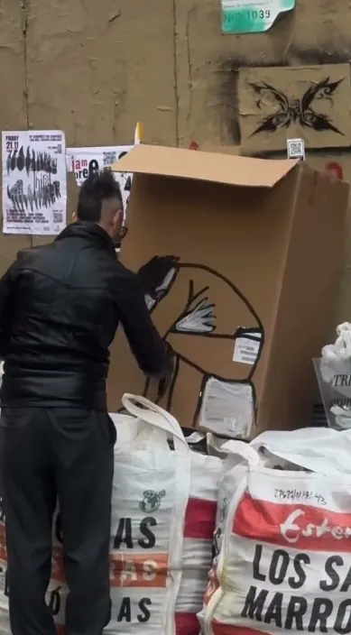 PILLADO IN FRAGANTI #arteurbano #franciscodepajaro #trashart #art Pillado in fraganti – street art in Barcelona: scene from the Art Is Trash video by Francisco de Pájaro