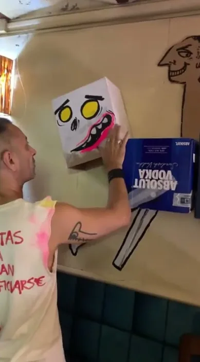 Pintando – street art in Barcelona: scene from the Art Is Trash video by Francisco de Pájaro
