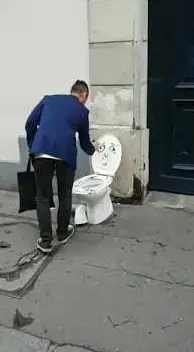 Pintando basura en París – street art in Barcelona: scene from the Art Is Trash video by Francisco de Pájaro