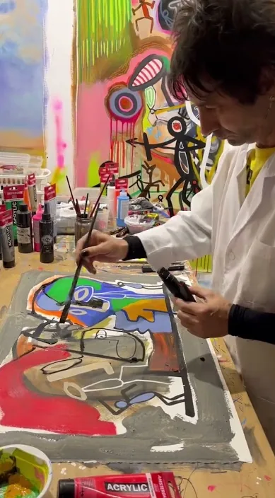 Pintando en el estudio – street art in Barcelona: scene from the Art Is Trash video by Francisco de Pájaro