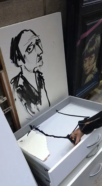Pintando en la basura. Pintando en la basura – street art in Barcelona: scene from the Art Is Trash video by Francisco de Pájaro