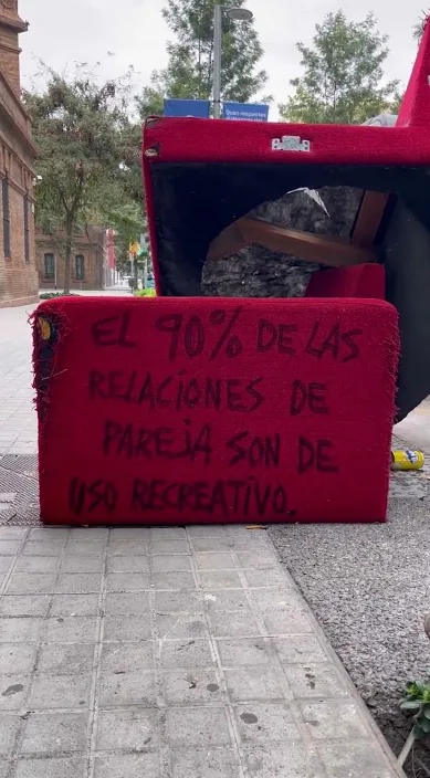 Relaciones de pareja – street art in Barcelona: scene from the Art Is Trash video by Francisco de Pájaro