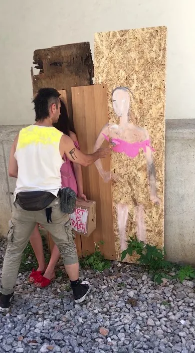 Retratando en la basura a una hermosa mujer – street art in Barcelona: scene from the Art Is Trash video by Francisco de Pájaro