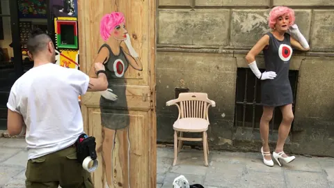 Retrato de Brigitta Glamour & Trash – street art in Barcelona: scene from the Art Is Trash video by Francisco de Pájaro