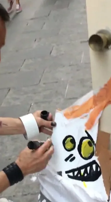Retrato de mujer improvisado en la basura – street art in Barcelona: scene from the Art Is Trash video by Francisco de Pájaro