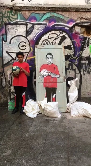 Retrato de niño – street art in Barcelona: scene from the Art Is Trash video by Francisco de Pájaro