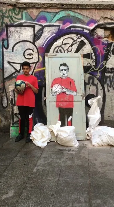 Retrato de un niño. es – street art: scene from the Art Is Trash video by Francisco de Pájaro