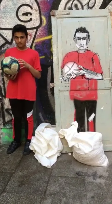 Retrato en la basura – street art in Barcelona: scene from the Art Is Trash video by Francisco de Pájaro