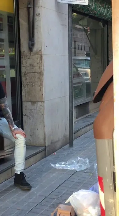 Retrato The Black Alien – street art in Barcelona: scene from the Art Is Trash video by Francisco de Pájaro