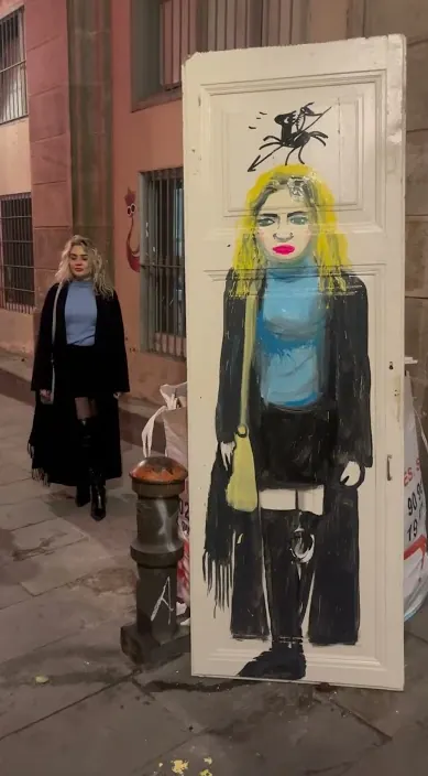 Retrato trash – street art: scene from the Art Is Trash video by Francisco de Pájaro