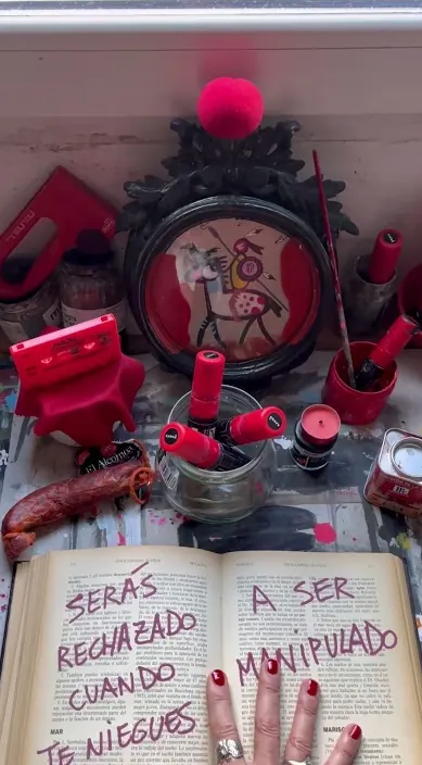 ROJO #franciscodepajaro #art #arteurbano #trashart #arte Rojo – street art in Barcelona: scene from the Art Is Trash video by Francisco de Pájaro