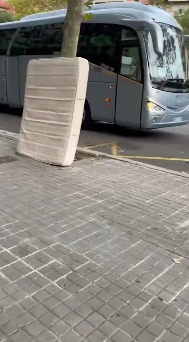 Secreto en un colchón – street art in Barcelona: scene from the Art Is Trash video by Francisco de Pájaro