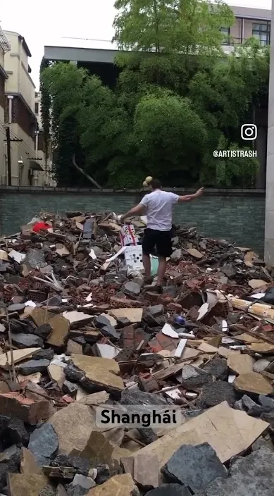 SHANGHÁI CHINA #franciscodepajaro #trashart #art #arteurbano Shanghái china – street art in Barcelona: scene from the Art Is Trash video by Francisco de Pájaro