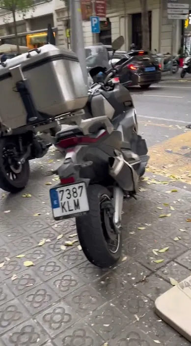 SI NO EXISTIERAS #arteurbano #franciscodepajaro Si no existieras – street art in Barcelona: scene from the Art Is Trash video by Francisco de Pájaro
