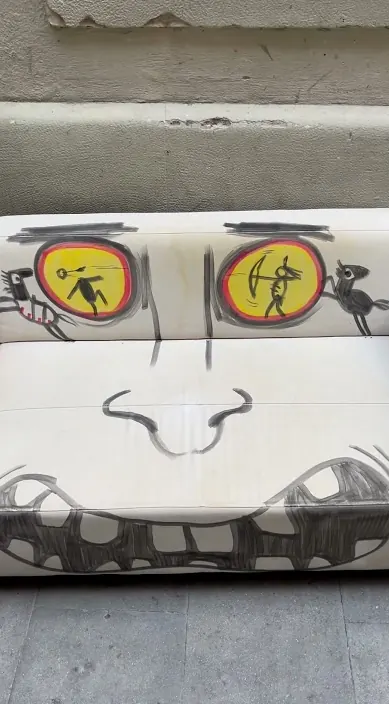 SOFÁ www. es – street art: scene from the Art Is Trash video by Francisco de Pájaro