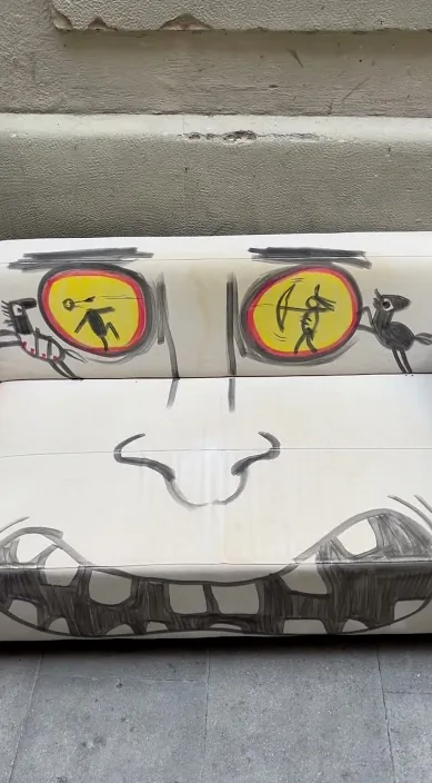 SOFÁ www. es – street art: scene from the Art Is Trash video by Francisco de Pájaro