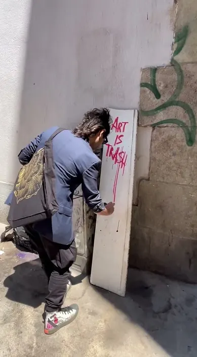 Tag trash es – street art: scene from the Art Is Trash video by Francisco de Pájaro
