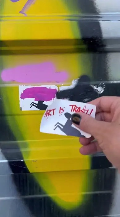 Tapar – street art in Barcelona: scene from the Art Is Trash video by Francisco de Pájaro
