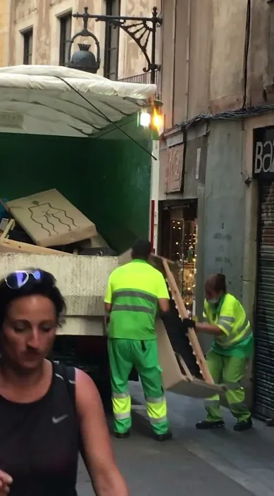 Todo tiene fin. www. es – street art: scene from the Art Is Trash video by Francisco de Pájaro