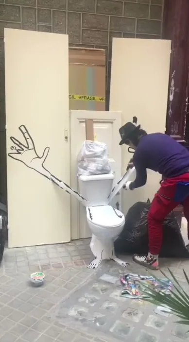 Toilet. es – street art: scene from the Art Is Trash video by Francisco de Pájaro