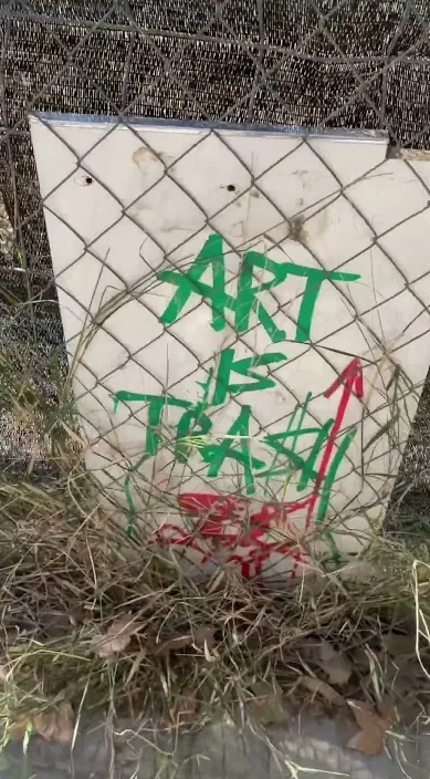 Un regalo suculento para quien lo encuentre – street art in Barcelona: scene from the Art Is Trash video by Francisco de Pájaro