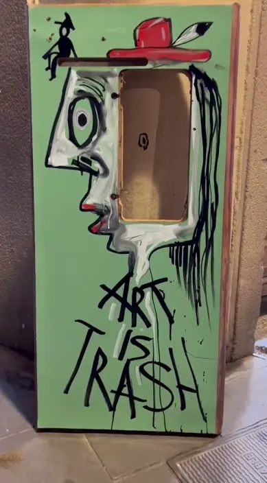 Un regalo www. es – street art in Barcelona: scene from the Art Is Trash video by Francisco de Pájaro