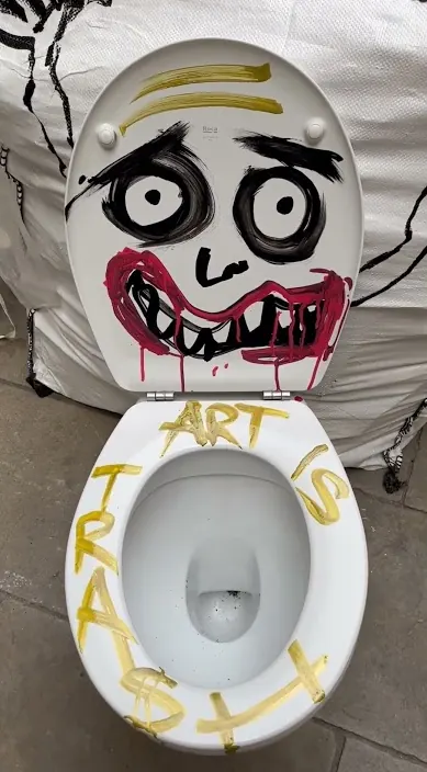 Vater vivo. www. es – street art: scene from the Art Is Trash video by Francisco de Pájaro