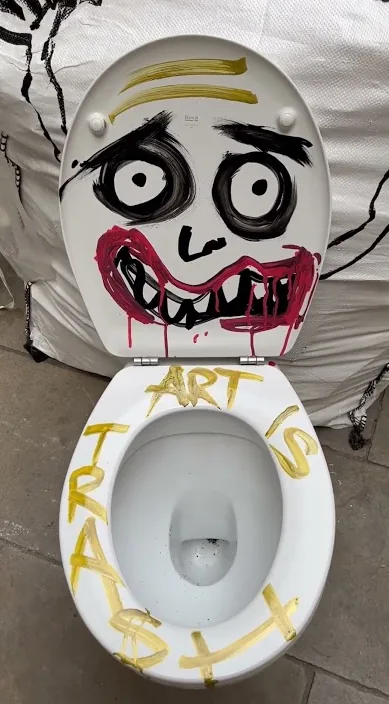 Vater vivo. www. es – street art: scene from the Art Is Trash video by Francisco de Pájaro