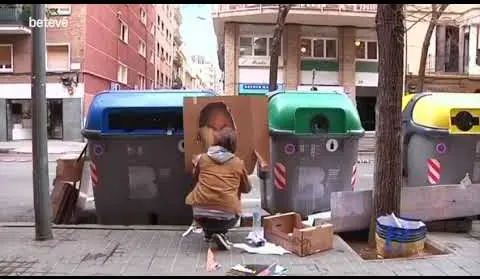 y Balu en la calle haciendo arte. Barcelona, 2021 – street art: scene from the Art Is Trash video by Francisco de Pájaro